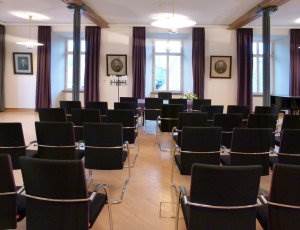 Ausländerbeirat: Sizungssaal in der Hugenottenkirche